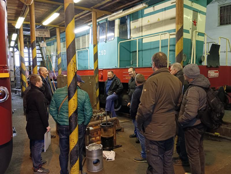 Im Lokschuppen - wir hren gespannt den Erklrungen zu