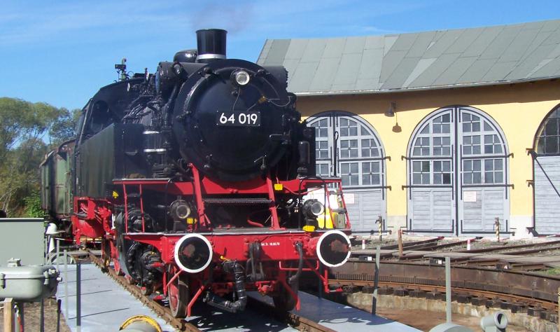 Die Dampflok 64 019 vor dem renovierten Lokschuppen