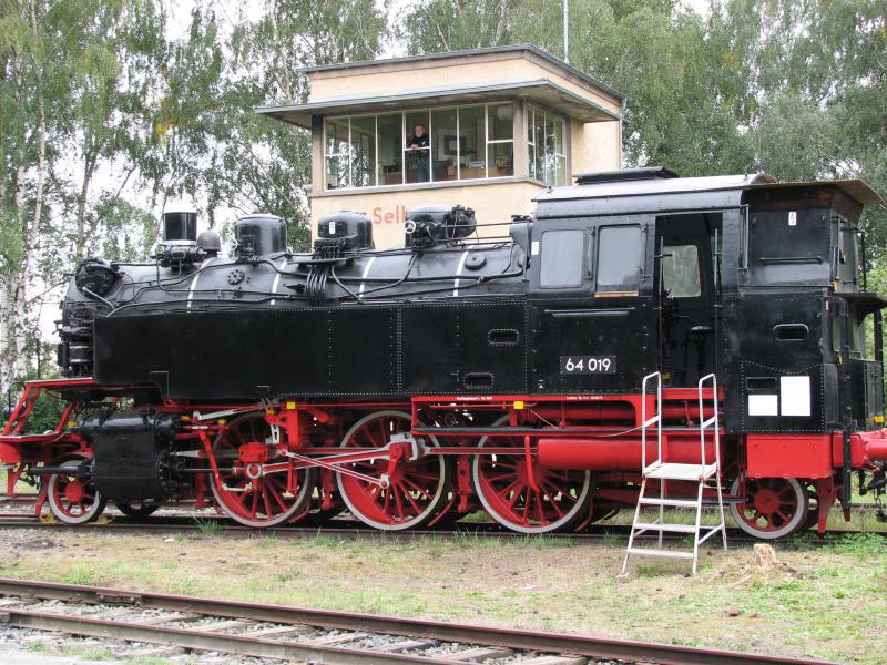 Die Dampflok 64 019 vor dem Stellwerk Sf