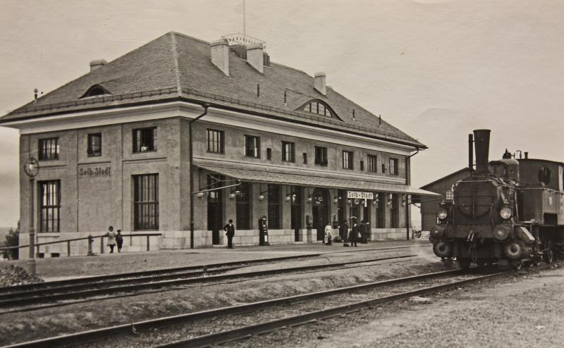Eine Lok vor dem Bahnhof