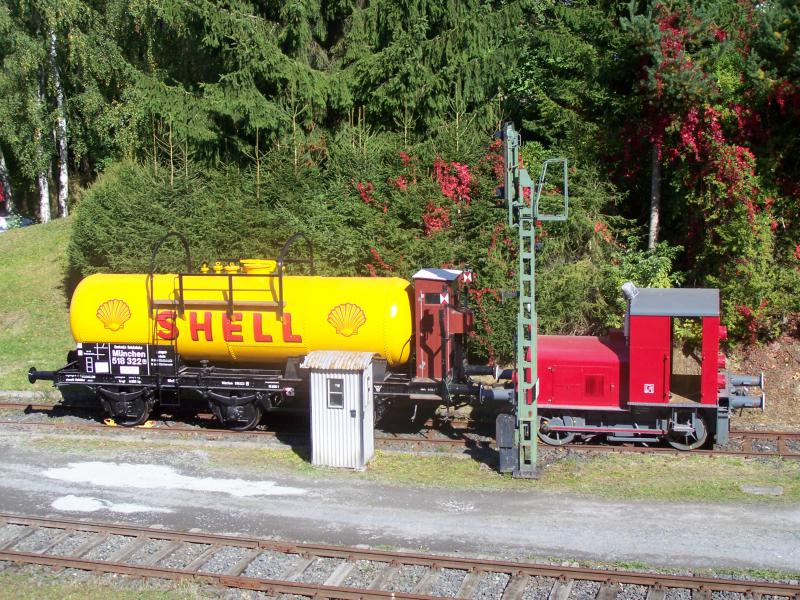 Mit dem 3-achsigen-Kesselwagen im Schlepp