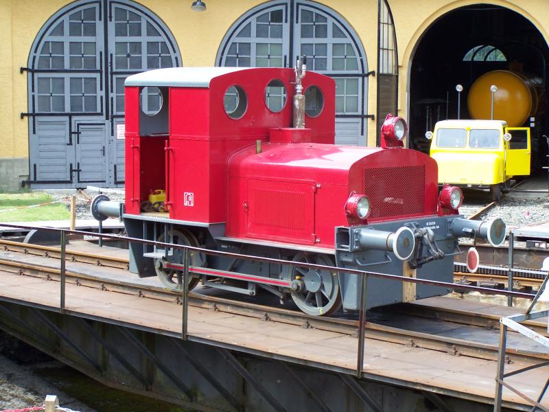 Die Diesellok Kirchenlamitz posiert auf der Drehscheibe