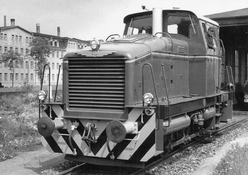 Die Leih-Lok vom Typ ML440C der Firma Rosenthal 1960 vor dem Lokschuppen an der Ascher Straße.
