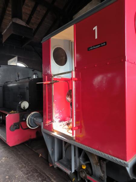  Arbeiten an den Türen der Kirchenlamitzer Lok