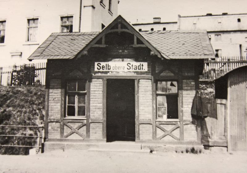 Der Haltepunkt Selb Obere Stadt auf Höhe der Gaststätte Ostmark