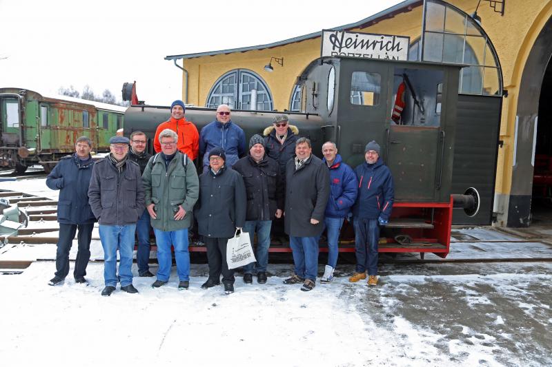 Die Teilnehmer der Redaktionssitzung der Schiene Aktuell vor unserem Heinrich Bockl.