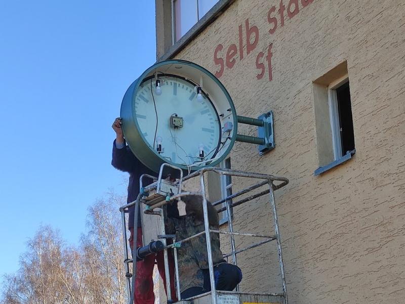 Das Zifferblatt der Bahnhofsseite ist montiert.